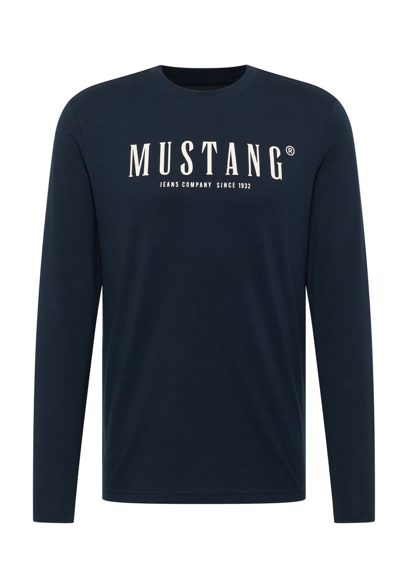 Marineblaues Langarm-T-Shirt aus Baumwolle mit Rundhalsausschnitt. Mit aufgedrucktem weißen Markennamen "MUSTANG" auf der Brust.