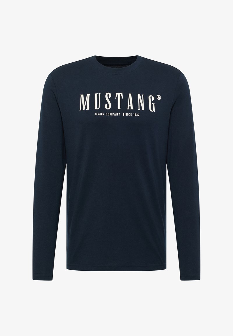 Tumedast all oleva puuvillane pikkade varrukatega T-särk, millel on ümmargune kaelus. Rinnal on valge printitud brändinimi "MUSTANG".