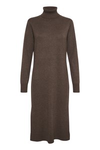 Robe tricotée marron avec un col roulé haut et des manches longues. Elle présente des poignets et un ourlet côtelés pour plus de détails. Texture douce et lisse.
