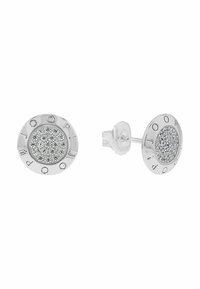 Orecchini a bottone in argento con un design circolare, dotati di un bouquet centrale di piccole pietre trasparenti e rilievi incisi lungo il bordo.