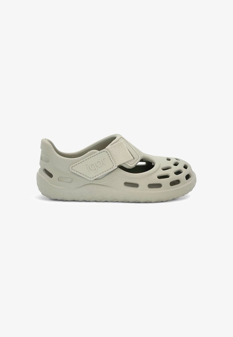 Sandale enfant gris clair à bout fermé avec plusieurs trous de ventilation et bride réglable à scratch, marquée « igor » sur le côté.