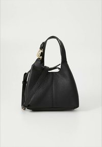 Sac à main en cuir noir avec une finition texturée, une forme courbée, une poignée courte et une bandoulière amovible. Accent de quincaillerie dorée.