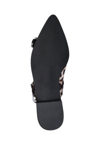 Leopardprint hoge hak schoenen zool, taps toelopende vorm, zwarte rubberen onderkant met ribbels, en kleine metalen accenten nabij de hak. Maat 37 gemarkeerd.