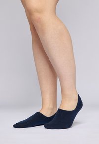 Calzini alla caviglia blu navy realizzati in tessuto morbido, caratterizzati da una texture liscia e un design a taglio basso, adatti per un abbigliamento casual.