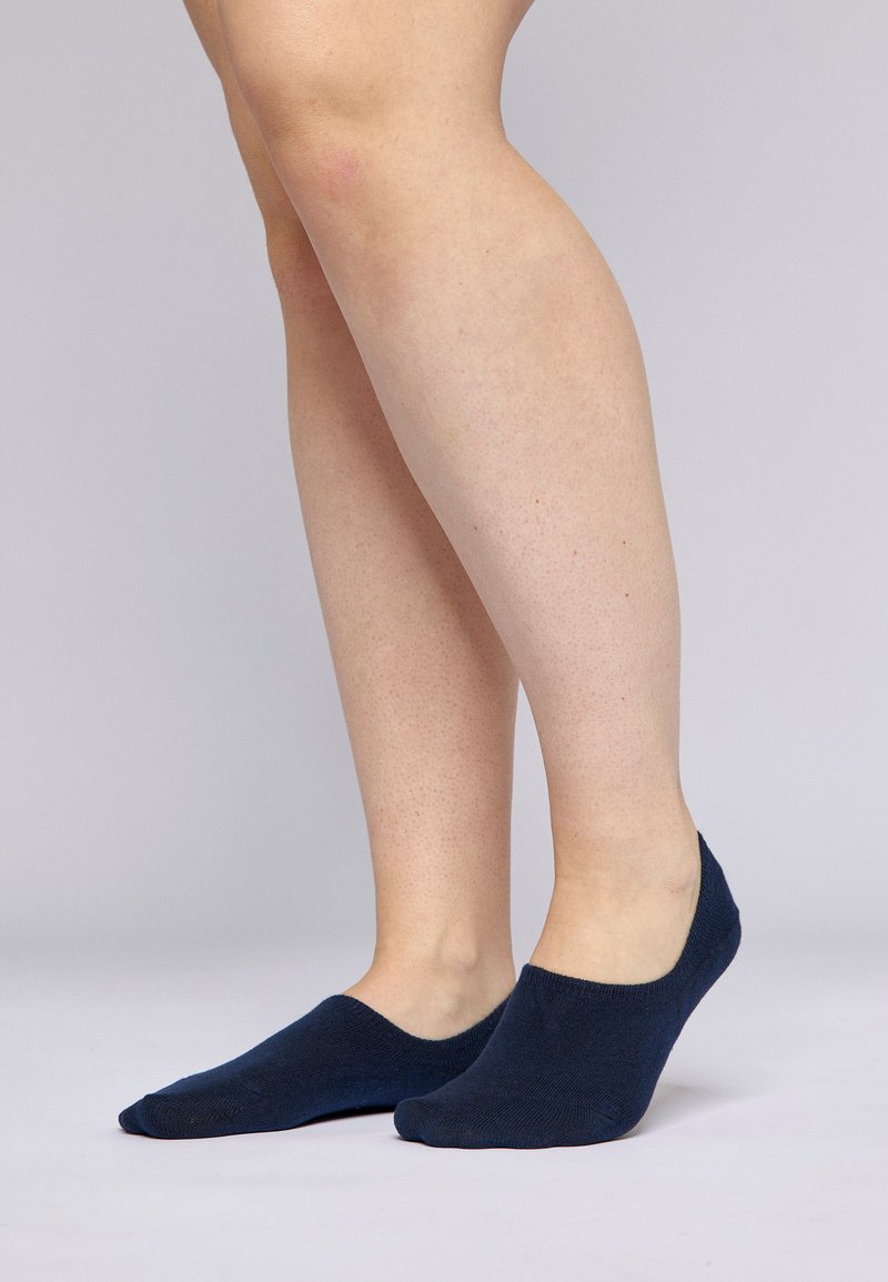 Calzini alla caviglia blu navy realizzati in tessuto morbido, caratterizzati da una texture liscia e un design a taglio basso, adatti per un abbigliamento casual.