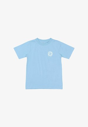 Lichtblauw katoenen t-shirt met korte mouwen en een ronde halslijn. Heeft een kleine witte graphic op de linkerborst. Gladde textuur.