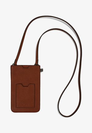Braune Leder-Handytasche zum Umhängen mit einem vorderen Kartenfach und einem verstellbaren langen Riemen vor weißem Hintergrund.