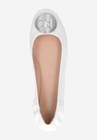 Ballerines blanches en cuir avec un bout arrondi et un accent logo métallique. Texture lisse et côtés élastiques pour le confort.