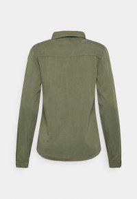 VILA VIBISTA SU-NOOS - Blusa com botões - four leaf clover