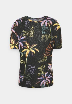 Černé tričko s krátkým rukávem s živým vzorem palmových stromů v odstínech růžové, žluté a modré na texturované tkanině.