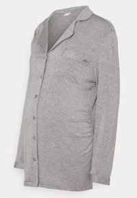 Γκρίζο πουκάμισο με μακριά μανίκια, φτιαγμένο από μαλακό υλικό, διαθέτει κουμπιά μπροστά, τσέπη στην αριστερή πλευρά του στήθους και χαλαρή εφαρμογή.