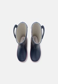 Ett par marinblå gummistövlar med rosa sålar och handtag på varje sida, sedda ovanifrån mot en vit bakgrund.