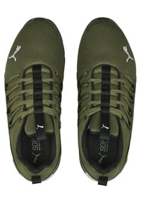Atletische schoenen met een olijfgroene mesh bovenkant, zwarte veters en patroonaccenten. Witte logo's aan de zijkanten. Rond neus en gevoerde zool.