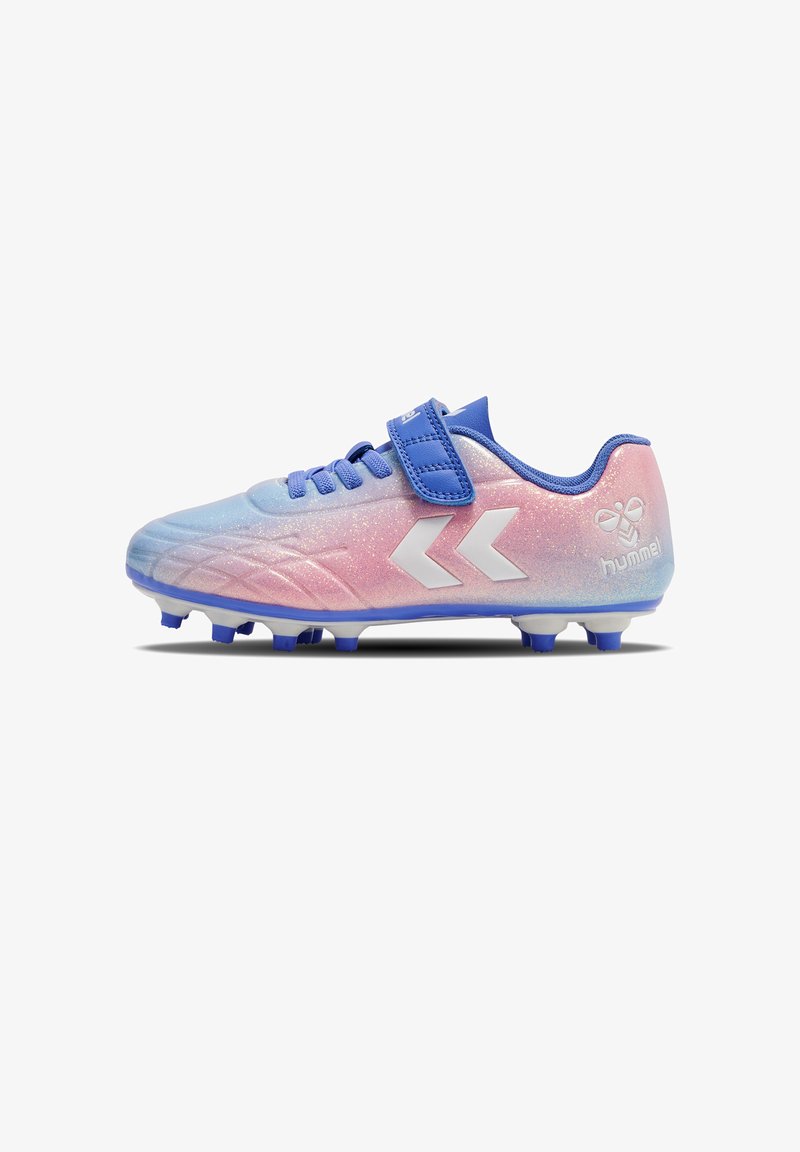Fußballschuhe in einem Farbverlauf von Blau zu Pink. Mit Klettverschluss und weißem Logo. Entworfen mit glatter Oberfläche und geformten Nocken.