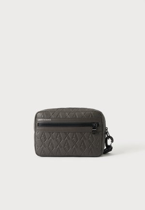 Ciemnoszara saszetka Armani Exchange z fakturowanym wzorem logo, przednia kieszeń na zamek błyskawiczny i boczne zapięcie na jednolitym tle.