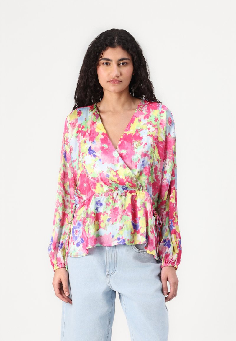 Blusa floreale in rosa vivace, blu e giallo, con un design avvolgente, maniche lunghe e vita a peplo con lacci regolabili.