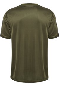 En enfärgad olivgrön sportskjorta med korta ärmar och svarta chevronränder på ärmarna, visad bakifrån.