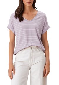 Top corto de color morado claro con rayas horizontales blancas y escote en V, combinado con pantalones blancos de cintura alta. Textura suave.