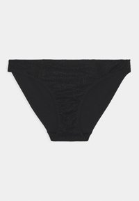 Sous-vêtements noirs avec une texture de tissu lisse, présentant un panneau en dentelle sur le devant et des côtés unis, offrant un design de brief classique.