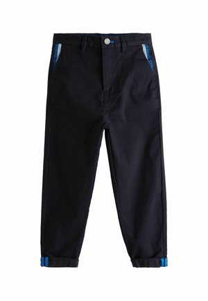 Pantalones azul marino de corte recto, con detalles en azul en los bolsillos y puños. Fabricados con una resistente mezcla de algodón.
