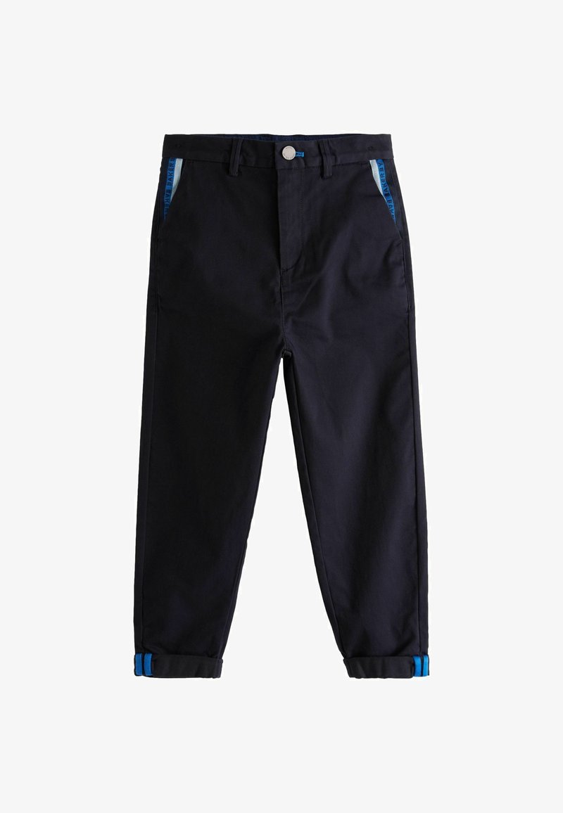 Pantaloni blu navy a gamba dritta, con accenti blu a contrasto su tasche e polsini. Realizzati in un resistente tessuto misto cotone.