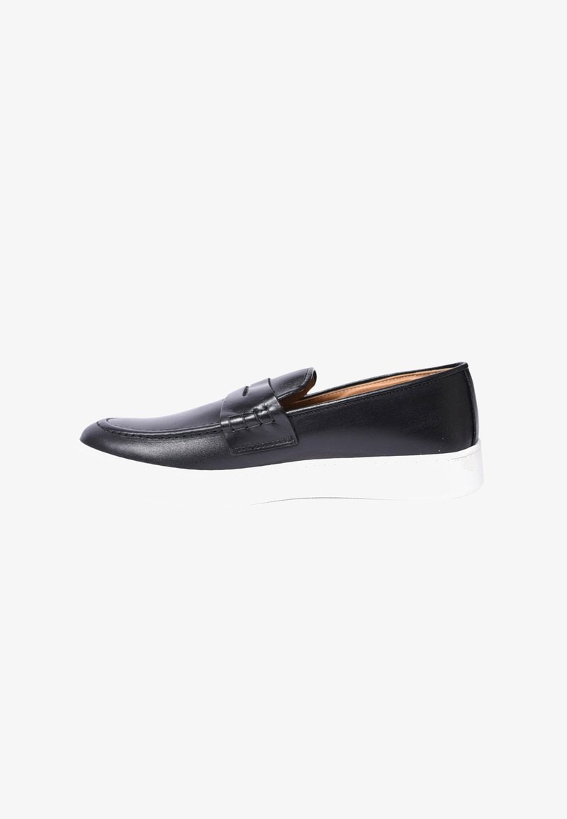Scarpa nera in pelle slip-on con punta arrotondata, cuciture decorative e suola in gomma bianca. Presenta una parte superiore liscia e abbellimenti minimi.