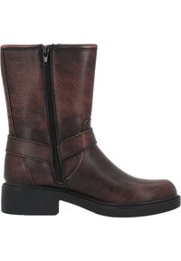 Tummanruskea nahkasaapas, joka ulottuu puoleen vasempaan sääreen, sivuvetoketjulla ja hihnayksityiskohdalla, pyöreällä varvaskärjellä ja matalalla mustalla lohikärjellä.