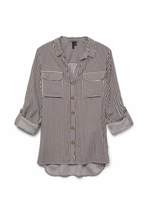 Chemise à rayures en rouge foncé et blanc, avec deux poches poitrine, des manches retroussées, et un ourlet courbé avec un dos légèrement plus long.