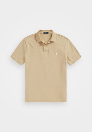 Beige kortærmet polo skjorte med krave, to-knaps lukning og lille hvid broderet logo på venstre bryst.