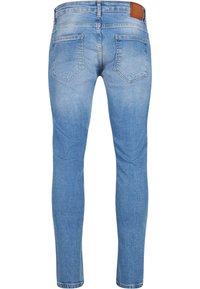Világoskék skinny farmernadrág, sima textúrával, öt zsebbel és barna bőrcímkével a derékrészen.