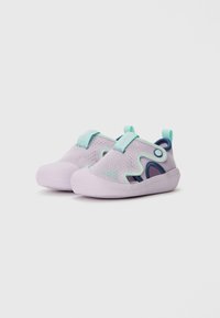 Jasnofioletowe siateczkowe sneakersy z gładkim, zaokrąglonym noskiem, akcentami w kolorze turkusowym i teksturowaną podeszwą. Wyposażone w uchwyt do łatwego zakładania.