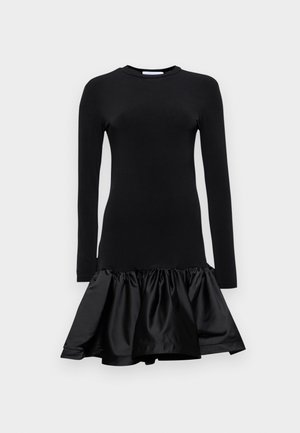 Juoda ilga rankovė su prigludusia liemenėle ir išsiskiriančiu satino raukšlėtu apdailu, turinti apvalią iškirptę ir glotnią tekstūrą.