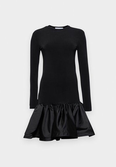 Čierne šaty s dlhými rukávmi a priliehavým korzetom, s rozšíreným saténovým volánom, ktoré majú okrúhly výstrih a hladkú textúru.