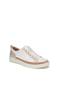 Witte leren sneaker met roze suède accenten en een tan hiel, voorzien van metalen oogjes, platte veters en een getextureerde rubberen zool.