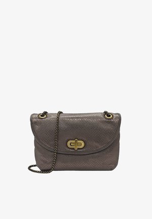 Petit sac à main métallique bronze avec motif chevron, fermoir tournant doré et bandoulière chaîne assortie sur fond blanc.