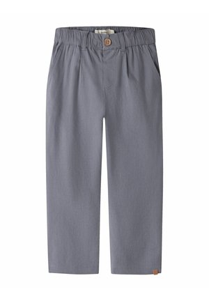 Pantalon droit gris pour enfants avec taille élastique, fermeture à bouton et poches latérales sur fond blanc.