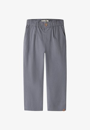 Lastele mõeldud hallid sirge säärega püksid elastse vöökohaga, nööpkinnituse ja küljetaskutega valgel taustal.