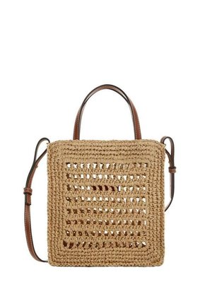 Neliömäinen kudottu olkalaukku, jossa avoin kudontamalli, varustettuna ruskeilla nahkakahvoilla ja säädettävällä olkahihnalla.