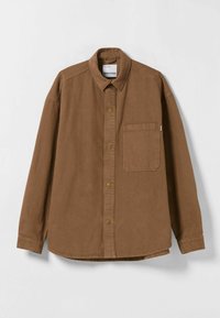 Brązowa koszula zapinana na guziki, wykonana z trwałego materiału. Posiada kołnierzyk, jedną kieszeń naszywaną oraz zatrzaski w złotym kolorze. Długie rękawy z przeszytymi mankietami.