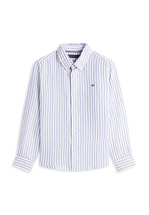 Chemise blanche à manches longues avec des rayures verticales bleu clair et un petit logo Tommy Hilfiger sur la poitrine.