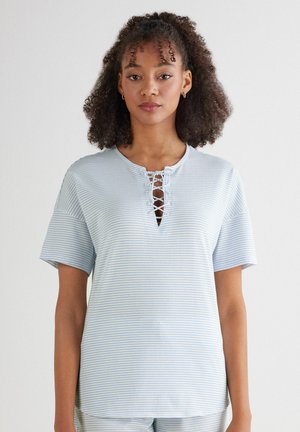 Lichtblauw gestreept T-shirt met korte mouwen, voorzien van een ronde halslijn met een vetersluiting aan de voorkant en een losse pasvorm. Glad stofgevoel.