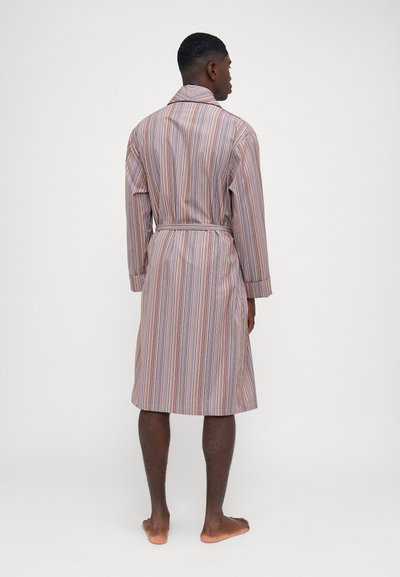 Peignoir rayé avec des manches longues, une taille ceinturée et un col. Les couleurs incluent le violet, l'orange et le blanc dans un motif vertical.
