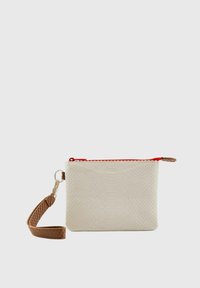 Borsa pochette color crema con finitura in pelle di serpente testurizzata, cerniera rossa e un manico in corda intrecciata marrone. Presenta un gancio in metallo per il fissaggio.