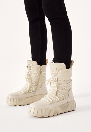 Kazar DAGE - Enkellaarsjes met plateauzool - beige