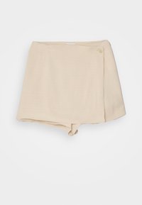 Beige omslagsskjorta med en strukturerad tygkvalitet, med en knappknäppning på ena sidan och shorts under för extra täckning.