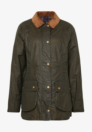 Barbour gewaxte katoenen jas in donkerolijf groen met een corduroy kraag, drukknoopsluiting en twee voorzakken. Gelaagd, duurzaam ontwerp.