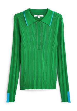 Zielona, prążkowana koszulka polo z długim rękawem i kołnierzykiem. Posiada niebieskie akcenty na kołnierzyku i mankietach, centralnym zapięciu oraz teksturowanej tkaninie.