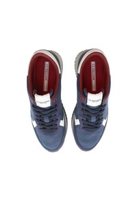 Sneaker blu navy con tomaia in camoscio, accenti bianchi, colletto imbottito e interno rosso a contrasto. Caratterizzano la chiusura con lacci e suola in gomma testurizzata.