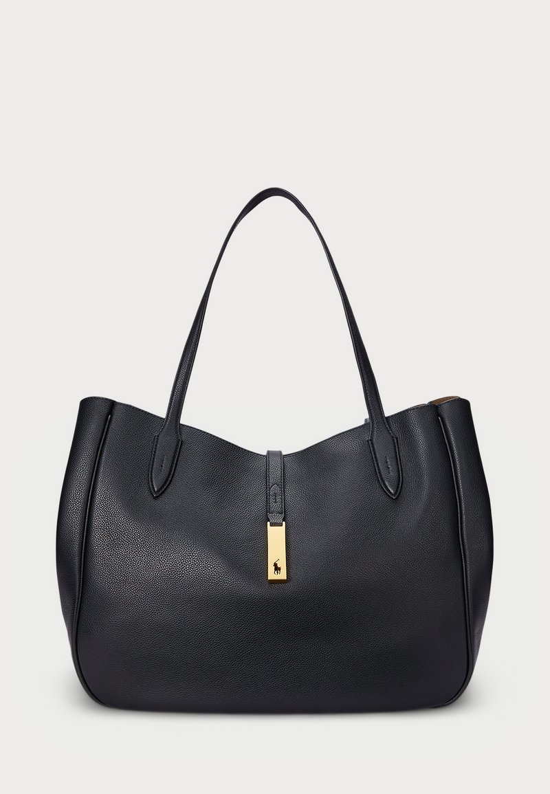 Črna usnjena torbica z gladko teksturo, opremljena z zlatimi kovinskimi dodatki in podrobnostjo logotipa na zapiranju. Ima zaobljeno obliko in dvojne ročaje.