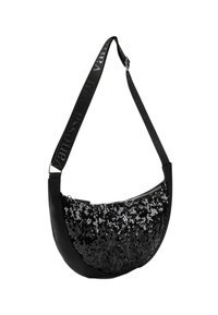 Bolso de hombro negro con forma curva. Presenta un frente con lentejuelas, parte trasera de cuero negro liso y una correa ajustable con la marca. Cierre con cremallera.